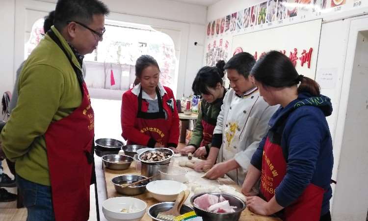 学员练习做包子手法