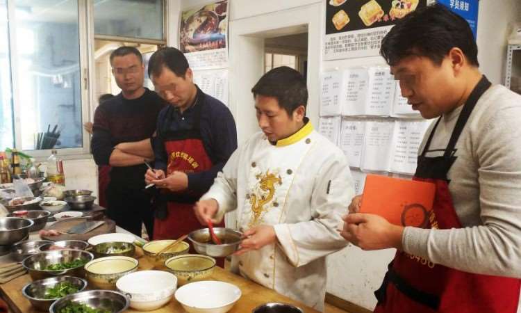 学员准备做面食臊子碗底了