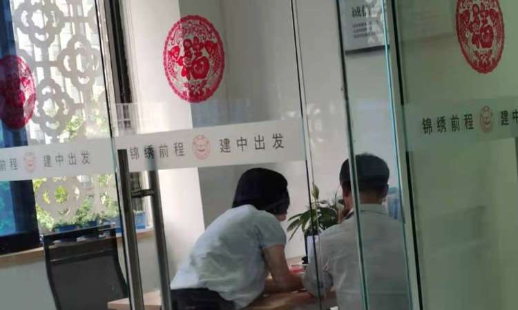 现场指导学员学习