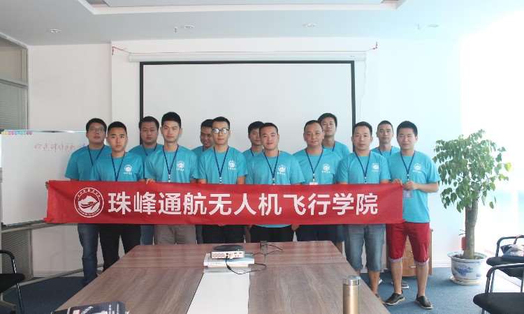 某应急管理单位结业合影