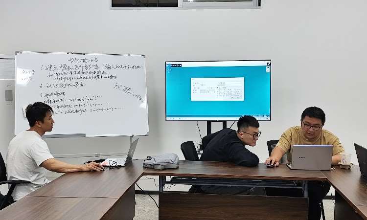 小型多旋翼超视距驾驶员