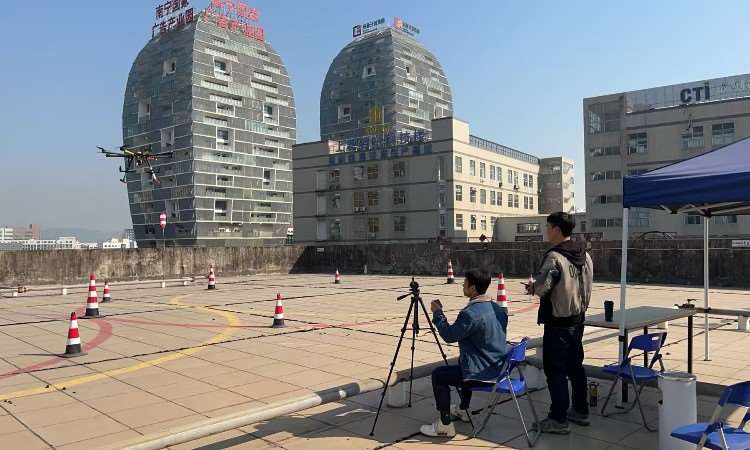 小型多旋翼超视距驾驶员