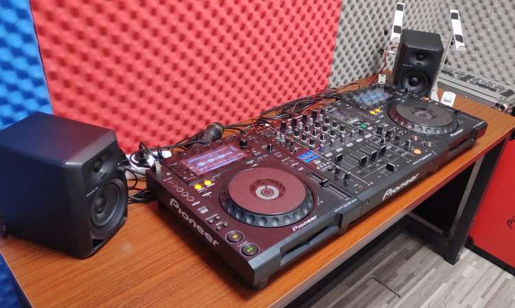 DJ机房（教室）设备图片