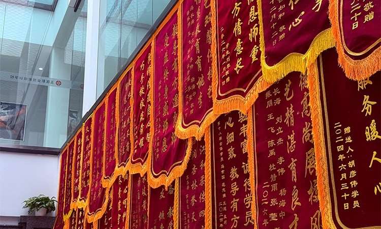 玉医职校 荣誉墙
