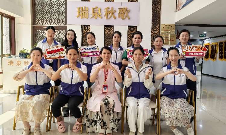 育婴师毕业照