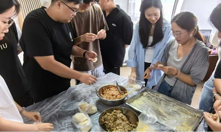 丰富多彩的集训生活-团建包包子