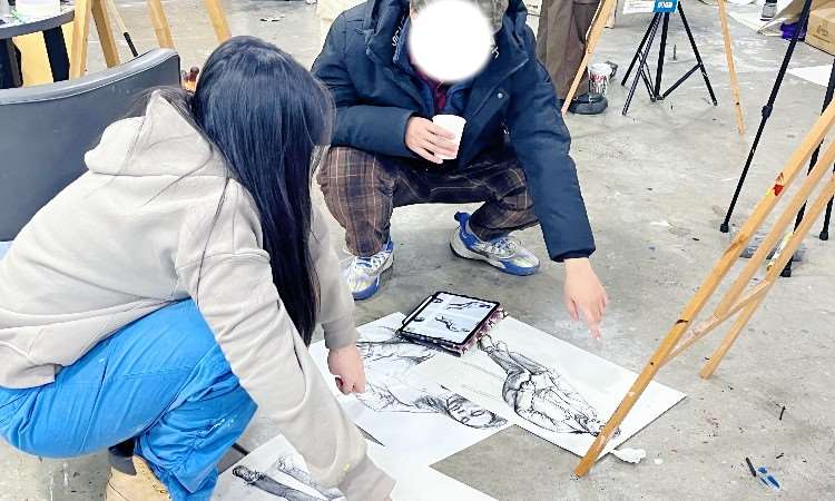 素描上课照片