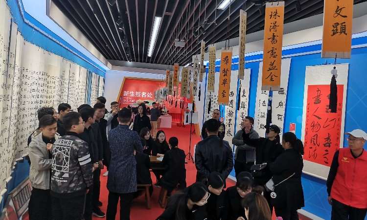参观展览