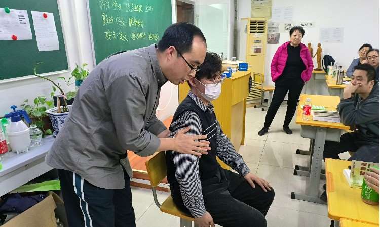 保健按摩师掌搓法