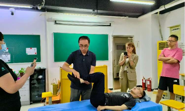 保健按摩师实训中