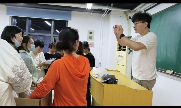 中药调剂员授课中